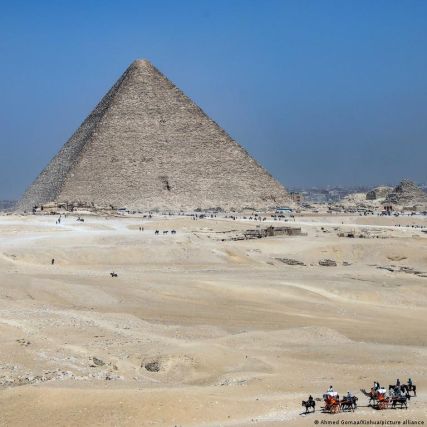 All'ombra della Piramide